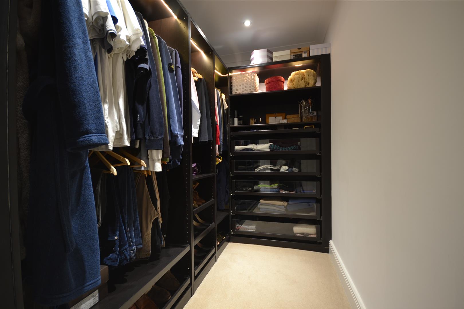 WALK-IN WARDROBE